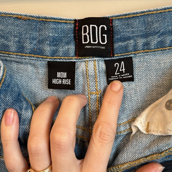 *FREE WITH BUNDLE* BDG Mom High Rise Jean Shorts in Size 24 - Picture 4 of 4